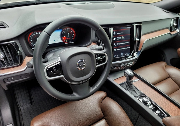 Volvo V60 cena 88800 przebieg: 198000, rok produkcji 2018 z Opoczno małe 742